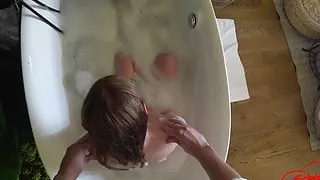 Sie kam in den Urlaub und bekam sofort einen Creampie in der Badewanne