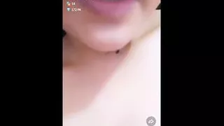 Indische Bhabhi zeigt ihre Titten und Muschi auf Tango - Hindi