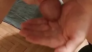 Sperma in der Hand von Sissy in High Heels