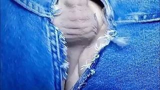 Bjohnny Cummin in zerrissenen Hosen