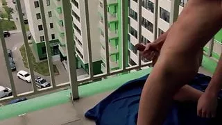 Ein Kerl riskiert seinen Schwanz auf einem offenen Balkon zu wichsen
