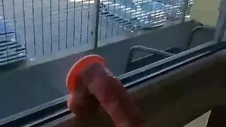 Sissy reitet Dildo öffentlich