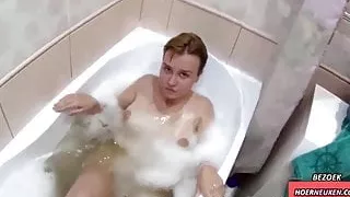 Russisch Meisje Neemt Een Bad Met Een Plug In De Kont