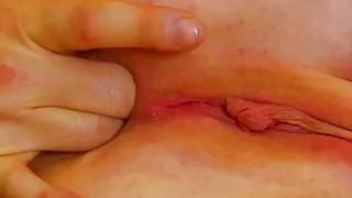 Mit 2 Fingern im Arsch squirtet sie wie ein Springbrunnen