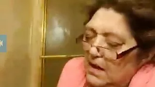 Sexy granny doing cam show.