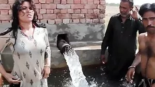Tubewell Pe Sonia ke Sath Gandi Harkatein