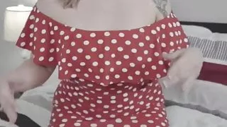 Die kurvige reife Schlampe Charley Hart kummert sich um den