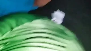 Se viene encima de las nalgas de la gordita