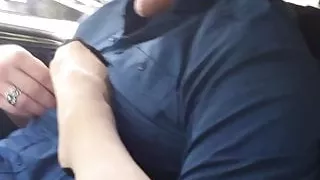 Milf gibt öffentlichen Footjob im Auto