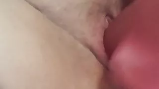 She dildoing her pussy - Elle se gode la chatte