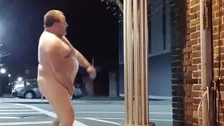 Hässlicher fetter Kerl, der sich auf der Straße einen runterholt