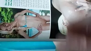 Elsa Jean Sperma auf ihren kleinen Titten Tribut