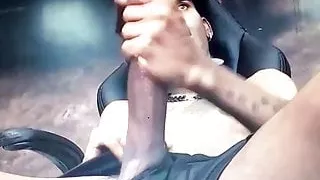 Schwarzer Latino, der seinen großen, dicken Schwanz hart bearbeitet