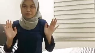 Melayu berbaju biru, bertudung kelabu!
