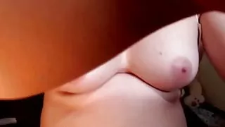 Heiße Shemale lässt ihr Sperma live vor der Kamera explodieren