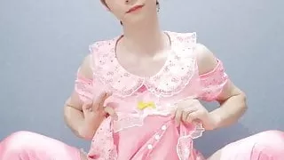 Japanischer Crossdresser masturbiert in pinkfarbenem Bannkleid