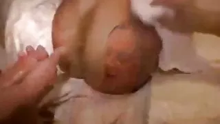 Atemberaubender Cumshot direkt ins Auge einer wunderschönen MILF