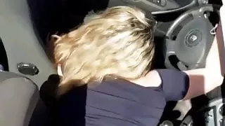 Milf prise dans sa voiture
