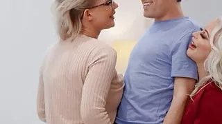 Milfs share little guy’s dick in kinky threesome