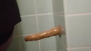 Dildo in meinem Arsch mit Perücke und Höschen