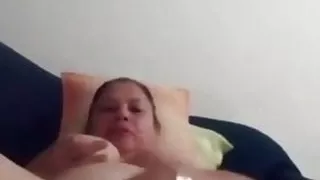 Linda madura pajeandose