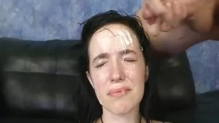 Zoccola sborrata in fronte e umiliata a dovere