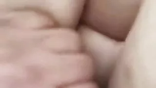 olgun esmer bacak omza veriyor