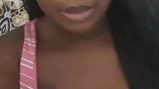 Morena muito gostosa extraindo leite