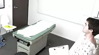 Schwuler Junge geht zum Arzt, um Hilfe bei seiner Erektion zu bekommen