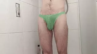 Duschen und Sperma in Netzslips