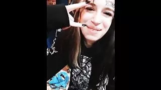 Fan de metal et de tatouage sous la douche