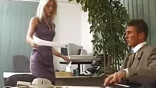 die kleine süße Blondine wird von drei Jungs beunruhigt