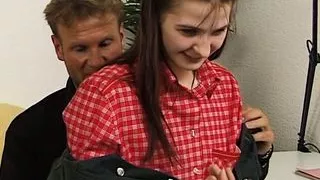 dicker Dildo in die Nerd Muschi eingefuehrt