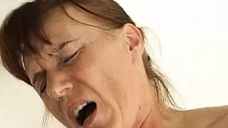 So fickt deine Mutter die kleine Schlampe