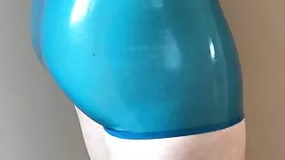 Strammer und glänzender ASS in LATEX-Hosen