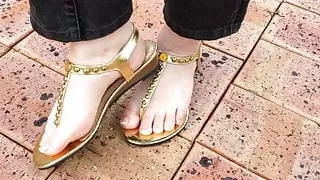 Sexy natural feet in gorgeous gold sandals