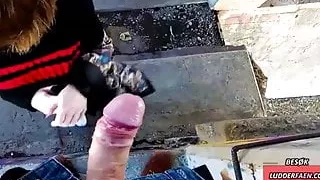 Offentlig blowjob utendors under broen - POV