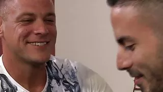 Gut bestückter Latino sperma auf tätowiertem Mann