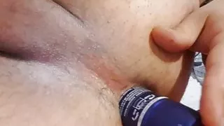 Valmont mit Sprühdeodorant im Arsch