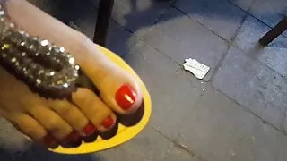 Freundin zeigt sexy Füße und pedikürte Zehen in neuen Sandalen, die mich necken