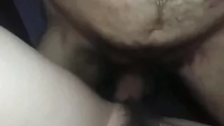 Sa chatte poilue se fait bien limer