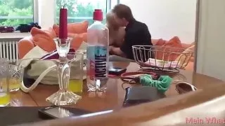 Vater verwoehnt Stieftochter wie noch nie