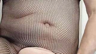 Sissy Peckey trägt Netzstrümpfe