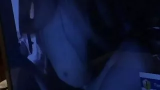 Jeune fille ce touche