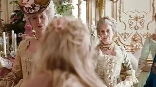 Kirsten Dunst shows her ass