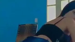 Gostosa rebolando de jeans