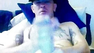 Tätowierter Hetero-Papa, der seinen dicken, harten Schwanz kürzt