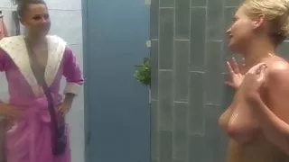 Stora Tuttor, Blondin, Vän, Dusch