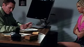 Ein Lehrer mit großem Schwanz fickt ein pornografisches Mädchen