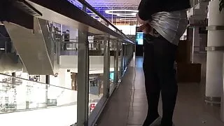 Crossdresser versucht, sich an ein Geländer zu binden